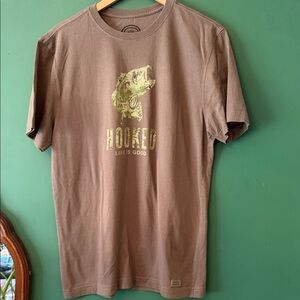 Life Is Good Men's M Hooked Brown Fish Graphic Tee Outdoor Camo